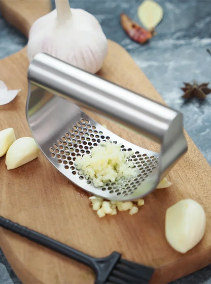 Stainless Steel Garlic Press & Ginger Crusher – Easy-Squeeze Kitchen Tool