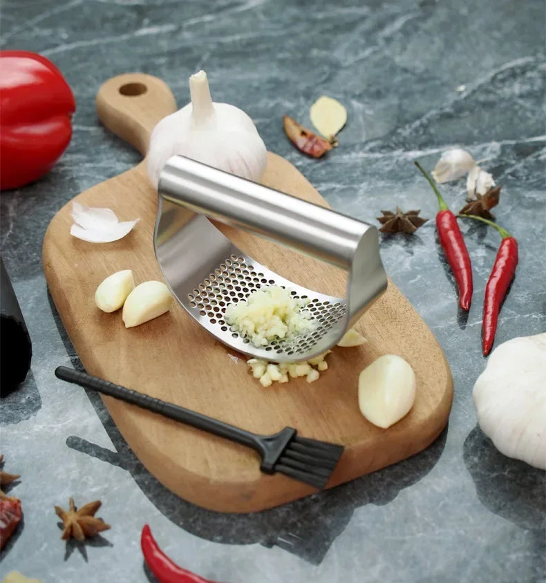 Stainless Steel Garlic Press & Ginger Crusher – Easy-Squeeze Kitchen Tool