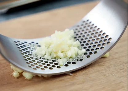 Stainless Steel Garlic Press & Ginger Crusher – Easy-Squeeze Kitchen Tool