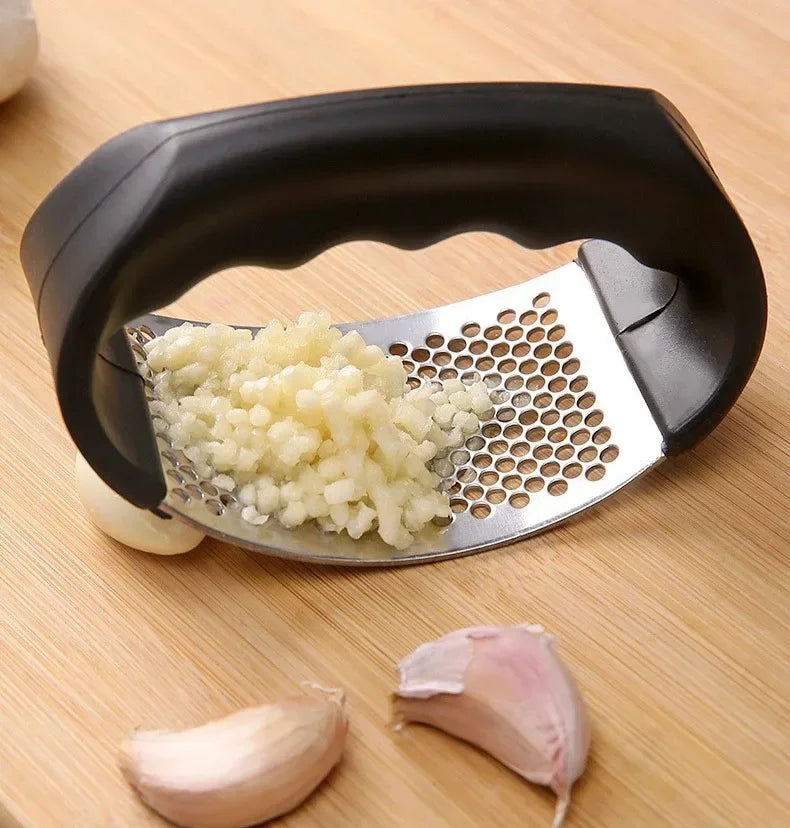 Stainless Steel Garlic Press & Ginger Crusher – Easy-Squeeze Kitchen Tool