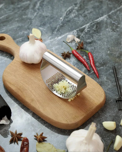 Stainless Steel Garlic Press & Ginger Crusher – Easy-Squeeze Kitchen Tool